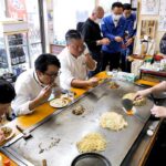 広島）常連が殺到する素朴な大衆お好み焼屋を営むワンオペ女将さん丨Japanese Street Food