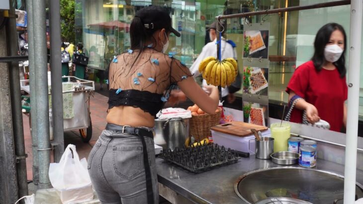 The Most Diligent Girl In Bangkok – Beautiful Thai Girl Sells Banana Pancake Roti Everyday