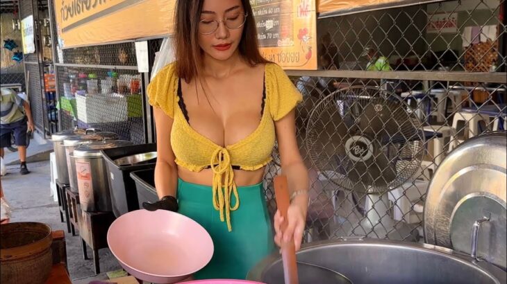 The Most Famous Chicken Noodle in Bangkok Served By Beautiful Thai Lady – Bangkok Street Food