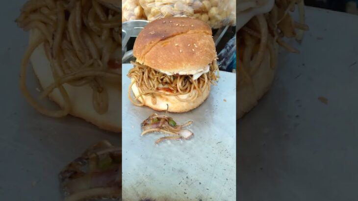 noodles burger | street food | delhi street food | #shorts #ytshorts #streetfood #burger #noodles