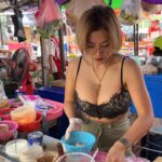 Hard Working & Beautiful Lady Chef Prepares Tom Yum Seafood – Thailand Street Food