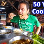 Pro Grandma Chef – 50 YEARS COOKING!! Insane Thai Street Food in Songkhla (สงขลา), Thailand!