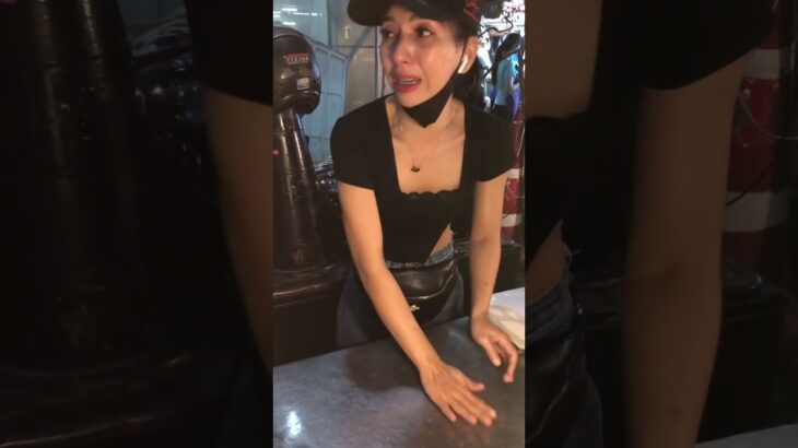 What’s Happen? – She Crying For Help – The Most Popular & Beautiful Roti Lady In Thailand