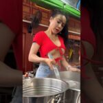 Funny Chef Serves Delicious Pork Noodle Soup – Thai Street Food